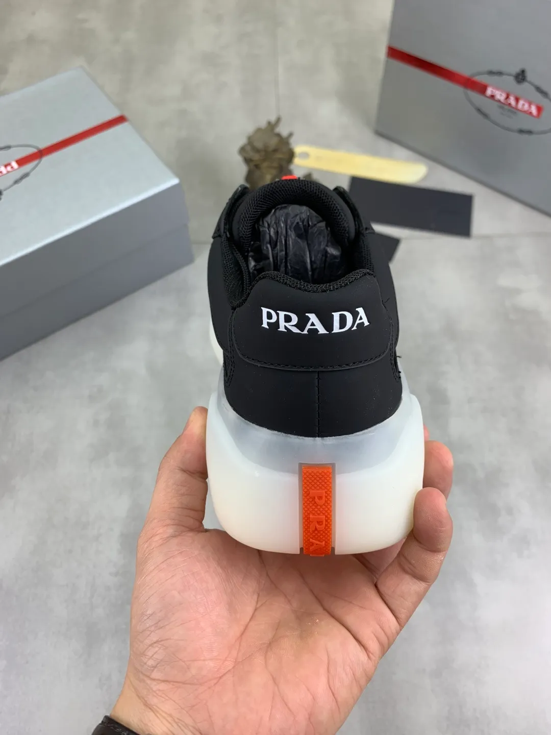 Men's shoes 💰P620 new (higher version) new PRADA (Prada) classic models are on the market at the same time, new men's shoes, 😘fabrics are selected from original imported calfskin. First layer of imported cowhide lining. The original version is awesome! 👍🏿Original open-molded non-slip PU outsole, with exquisite lines, simple and elegant, super comfortable and classy on foot, suitable for leisure travel. Code number: 38-45 (46 customized) 3️⃣ colors available